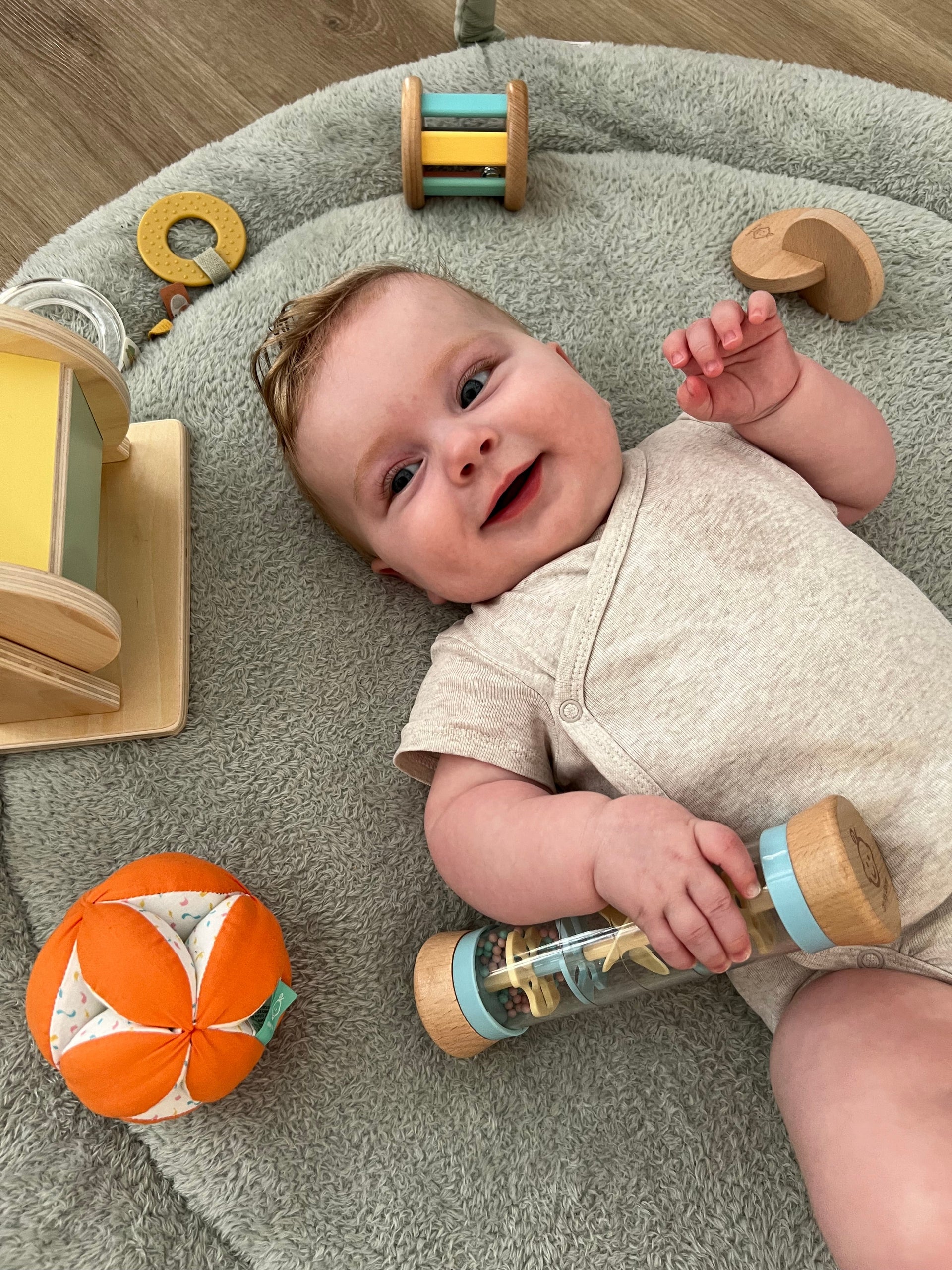 Wie kann man ein 4 Wochen altes Baby stimulieren?